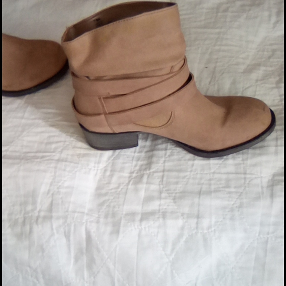 Boots - Picture 4 of 4